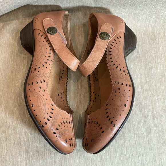 TAOS Sz 11 Tango Mary Jane Laser Floral Eyelet Comfort Shoes Velcro Straps - Picture 6 of 11